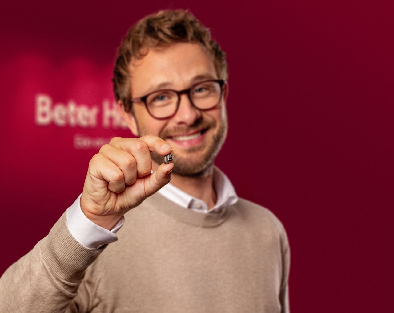 Audicien legt hoortest uit aan vrouw