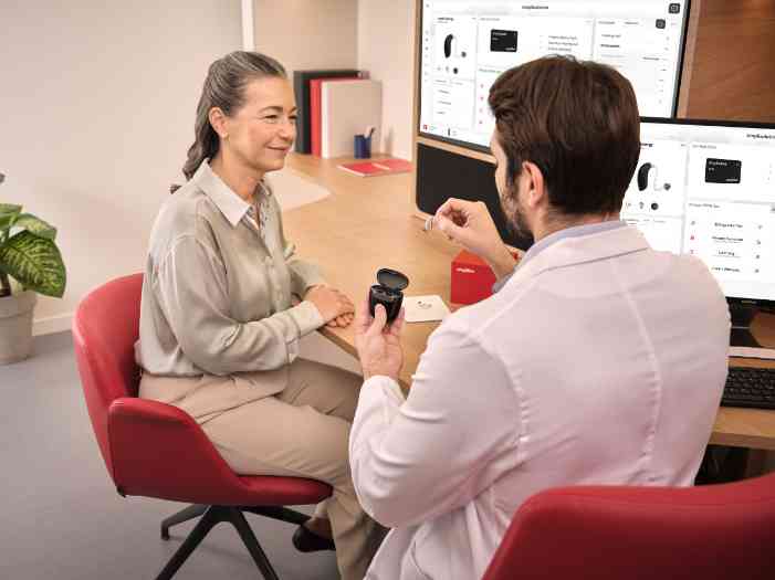 Audioloog past hoortoestel aan