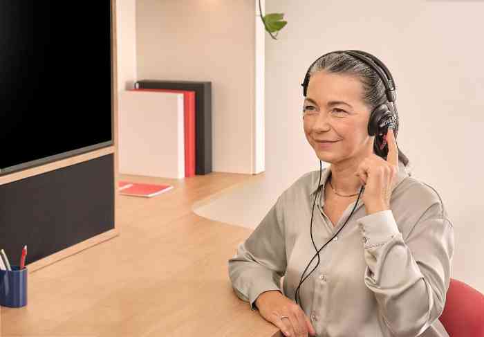 Vrouw die een gehoortest ondergaat.