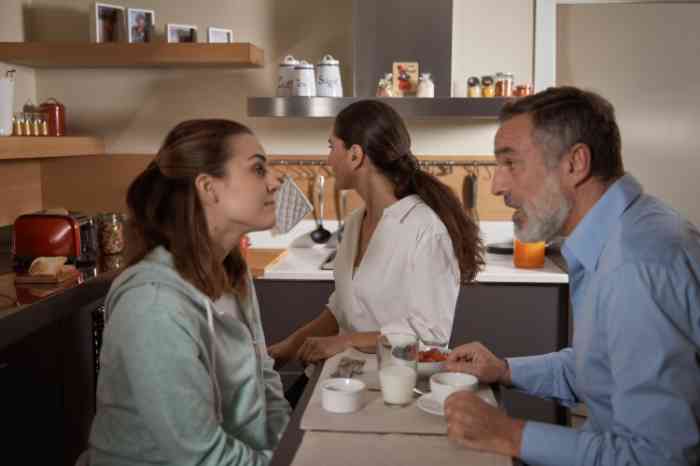 familie aan eettafel
