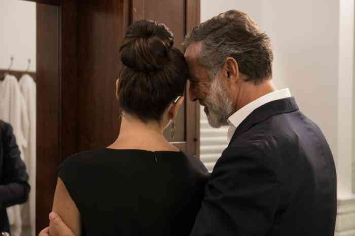 vrouw draagt aho hoortoestel