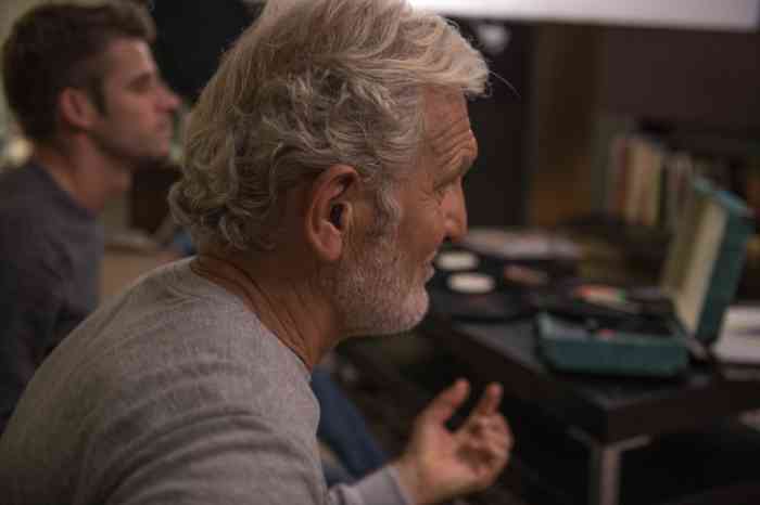 man draagt iho hoorapparaat