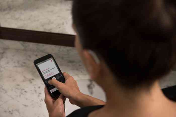 vrouw met hoortoestel