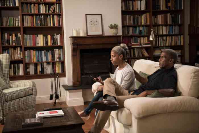 koppel kijkt TV met ringleiding