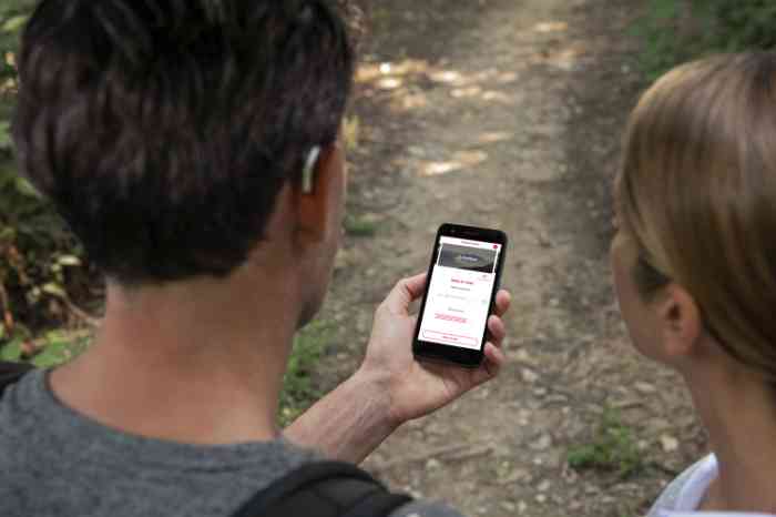 Man gebruikt Amplifon app