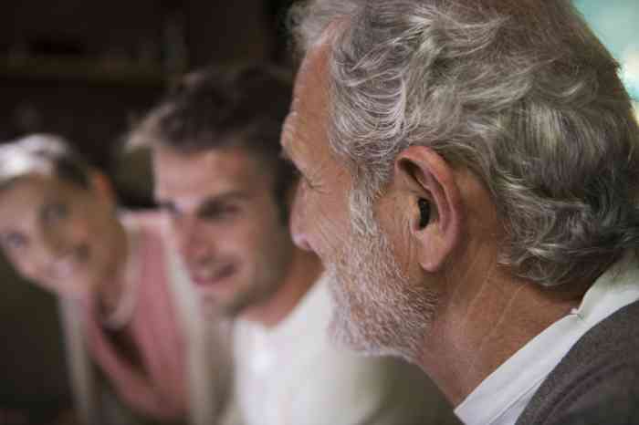 man met hoortoestellen en familie 
