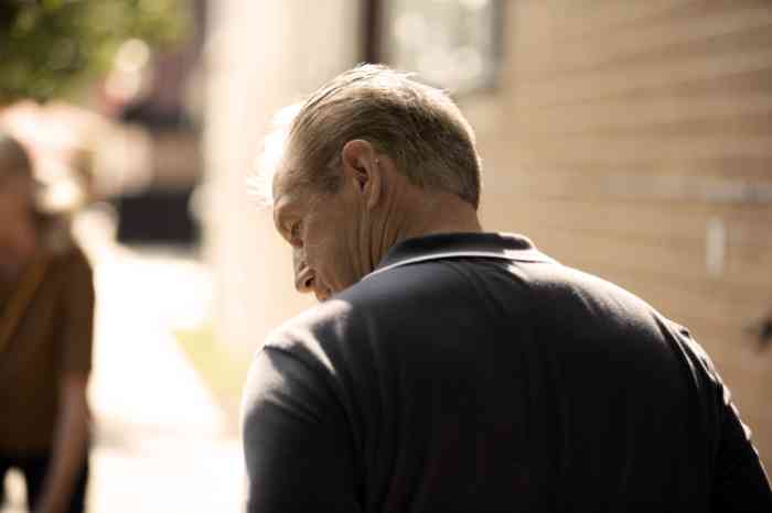 Man draagt een hoortoestel 