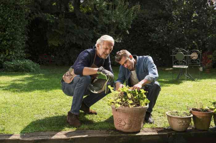 twee mannen in tuin