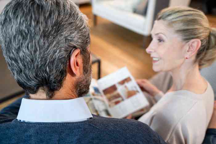 man en vrouw op bank