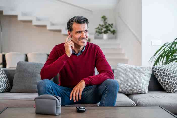 Man met hoortoestellen lacht 