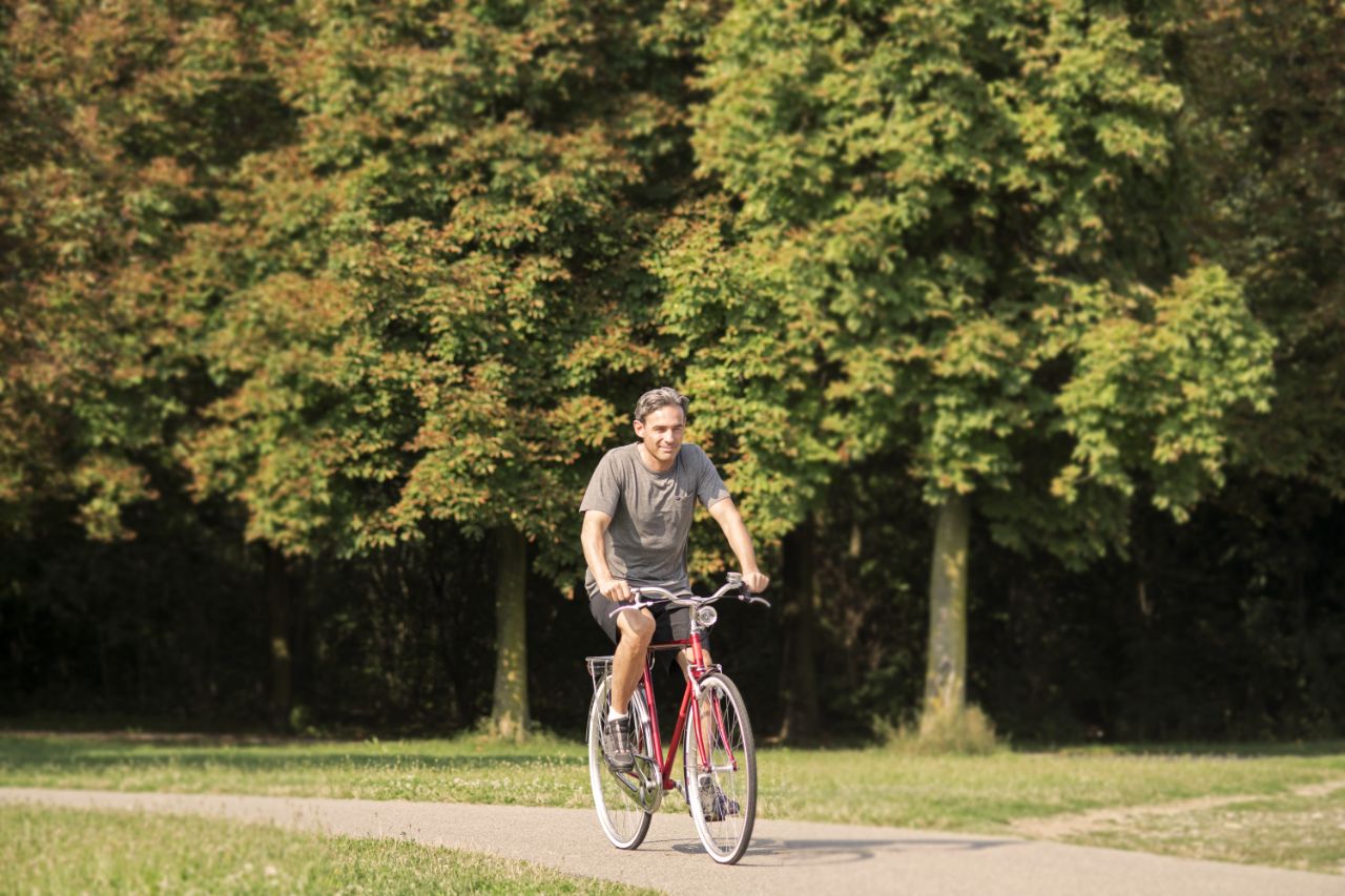 man fietst