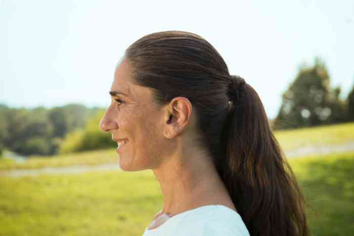 een vrouw zonder gehoorapparaat