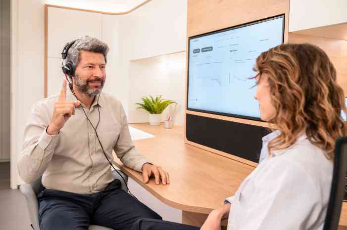 Audicien doet hoortest