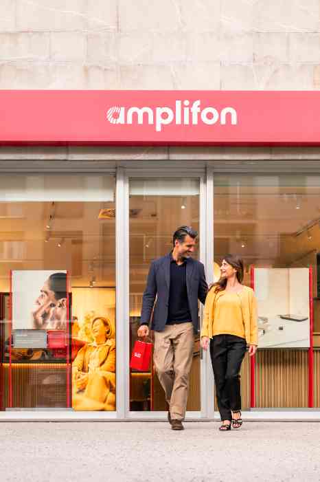 Couple outside an Amplifon center