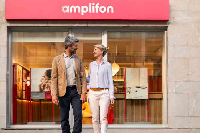 Couple outside an Amplifon center