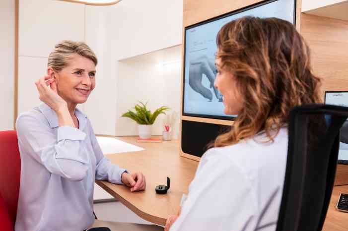 Audicien doet hoortest