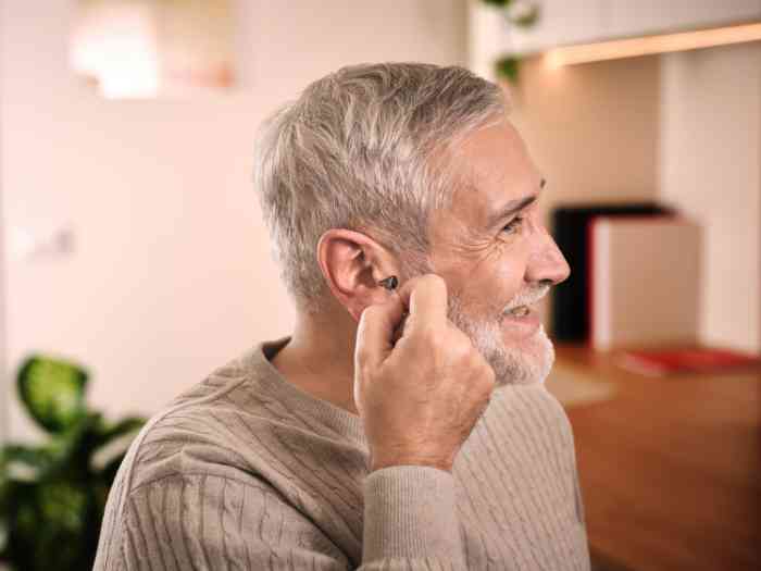 Audicien legt hoortest uit aan vrouw