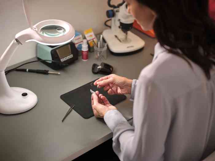 Filters van een hoortoestel worden vervangen