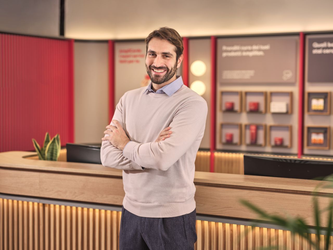 Audicien staat in een Beter Horen winkel
