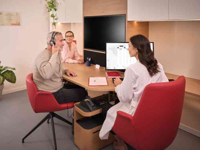 Persoon die een gratis gehoortest afneemt