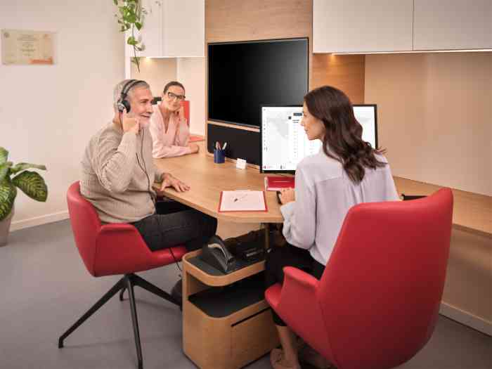 Persoon die een gratis gehoortest afneemt