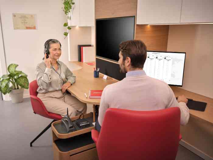 Audicien doet hoortest