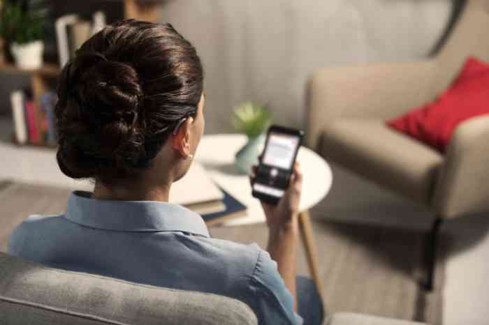 Vrouw doet online hoortest