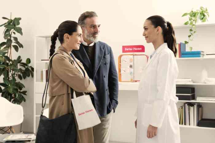 een stel krijgt uitleg over het schoonmaken van hoortoestellen