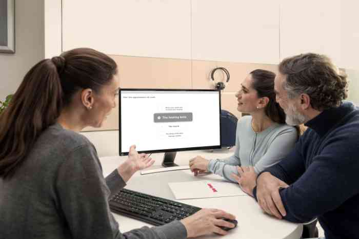 Audicien geeft uitleg aan klant