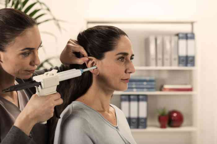 audicien controleert oor 