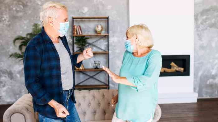 Koppel met mondkapjes