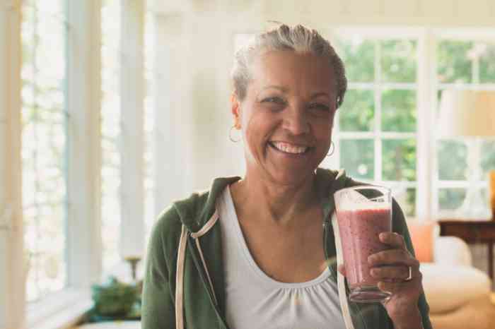 vrouw met hoortoestel drinkt smoothie 
