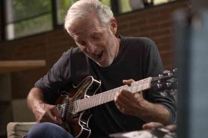 Man speelt gitaar met muziek