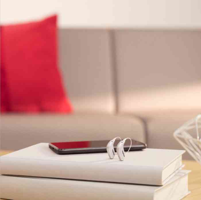 Hoortoestel met smartphone en boek