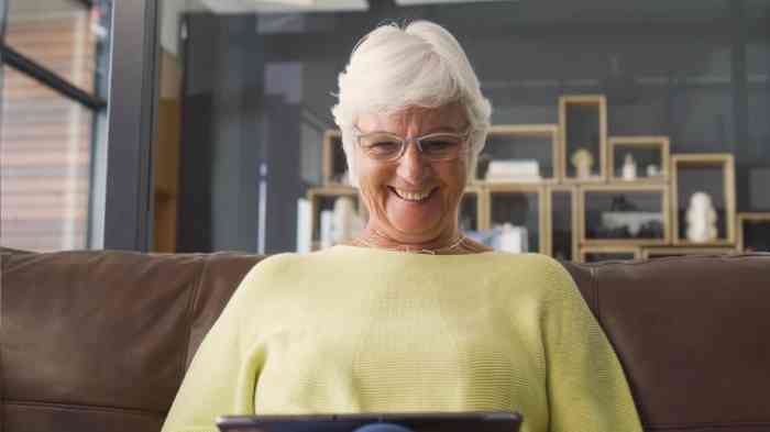 Vrouw met hoortoestellen met laptop