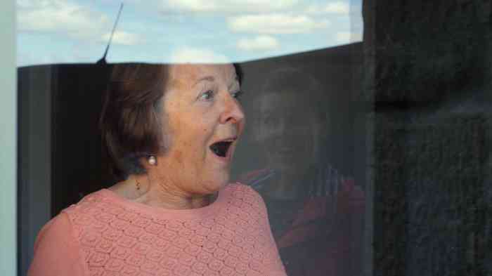 vrouw blij met hoortoestellen