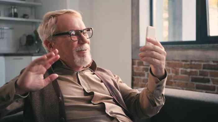 Man met hoortoestellenaan het videobellen