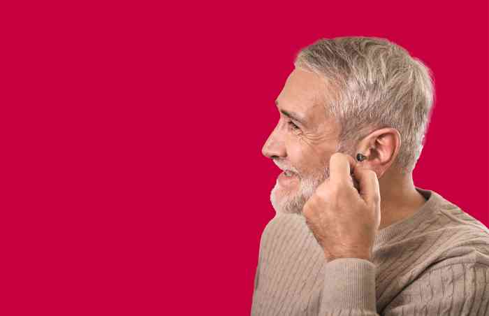 man met hoortoestel