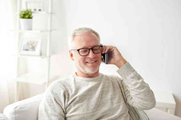man gebruikt senioren telefoon