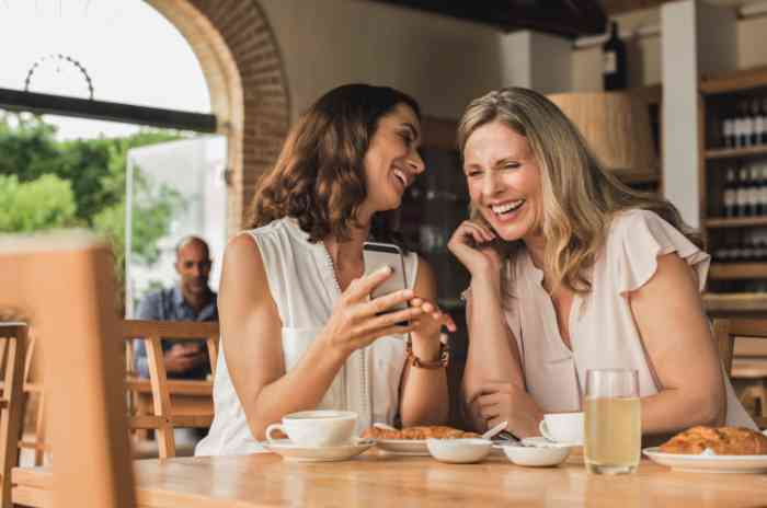 twee vrouwen in een cafe