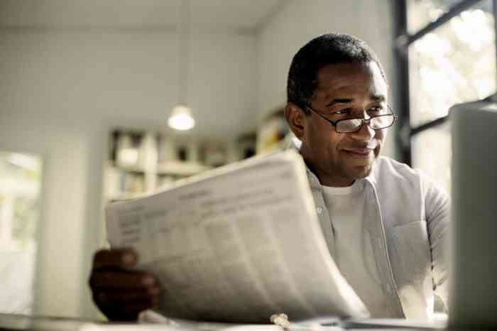 een man leest de krant