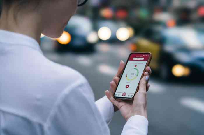 Een vrouw met hoortoestellen die de Amplifon app gebruikt