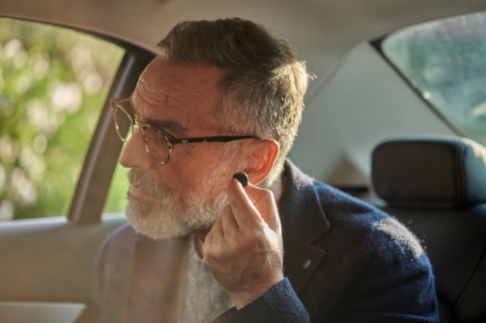 Man doet onzichtbaar hoortoestel in