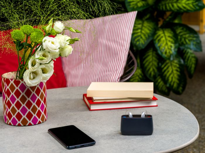  Oplaadbare hoortoestellen op een tafel