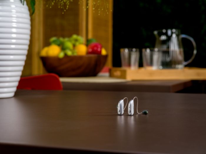  Gehoorapparaten op een tafel