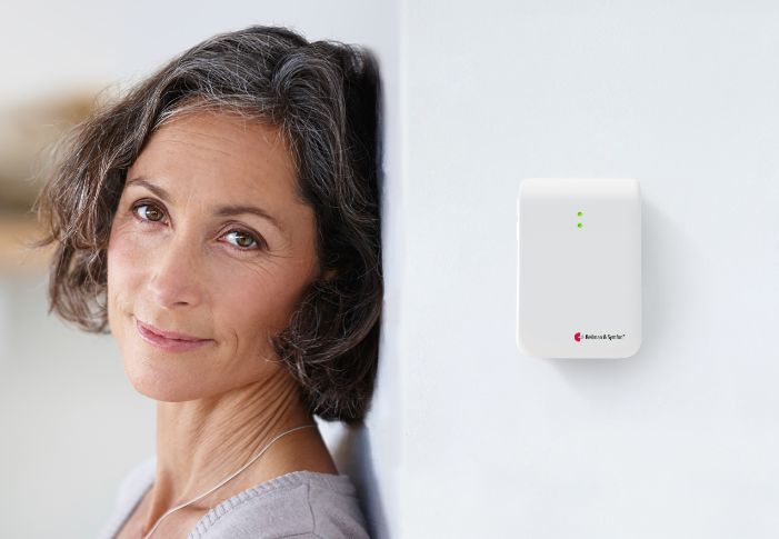 vrouw met hoorhulpmiddel