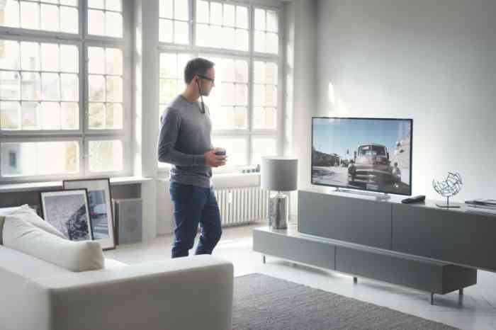 Man met Sennheiser koptelefoon kijkt TV