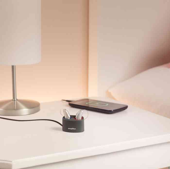 Hoortoestellen in oplader