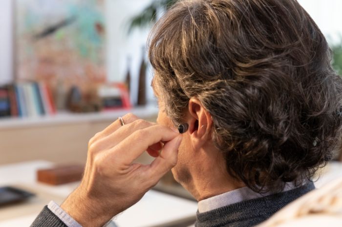 Man draagt onzichtbaar hoortoestel