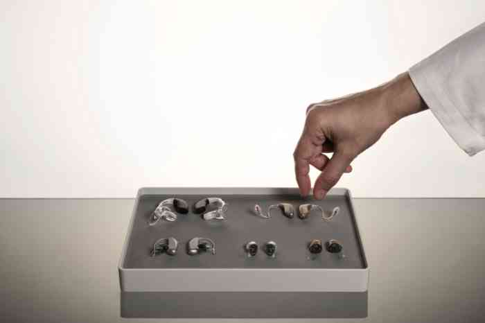 Hand met hoortoestel